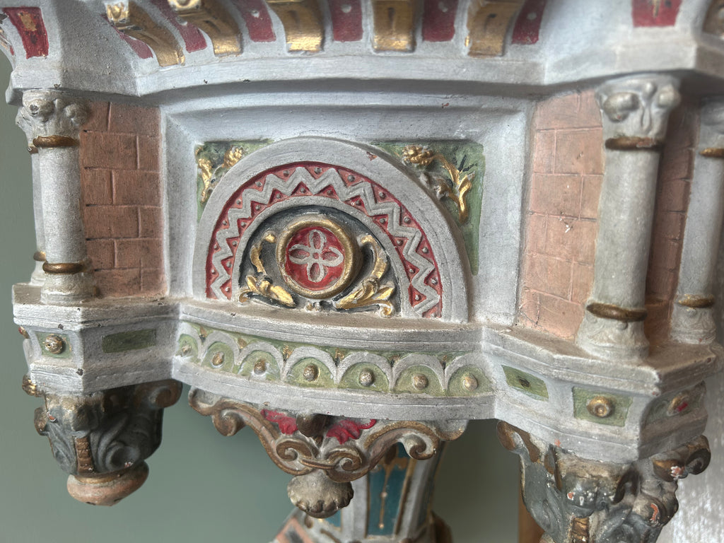 support polychrome en terre cuite monté en applique