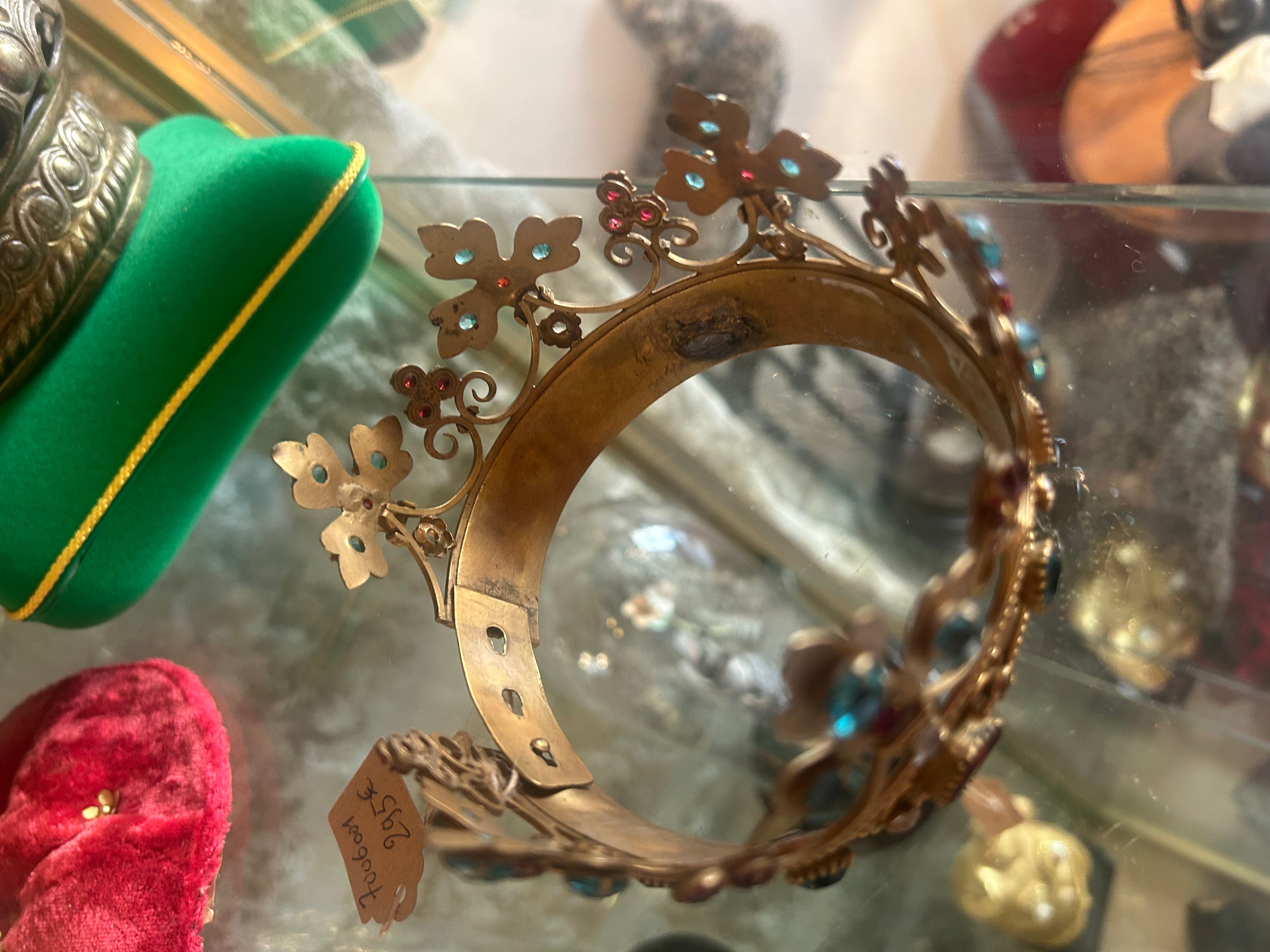 Couronne en laiton et perles de verre.