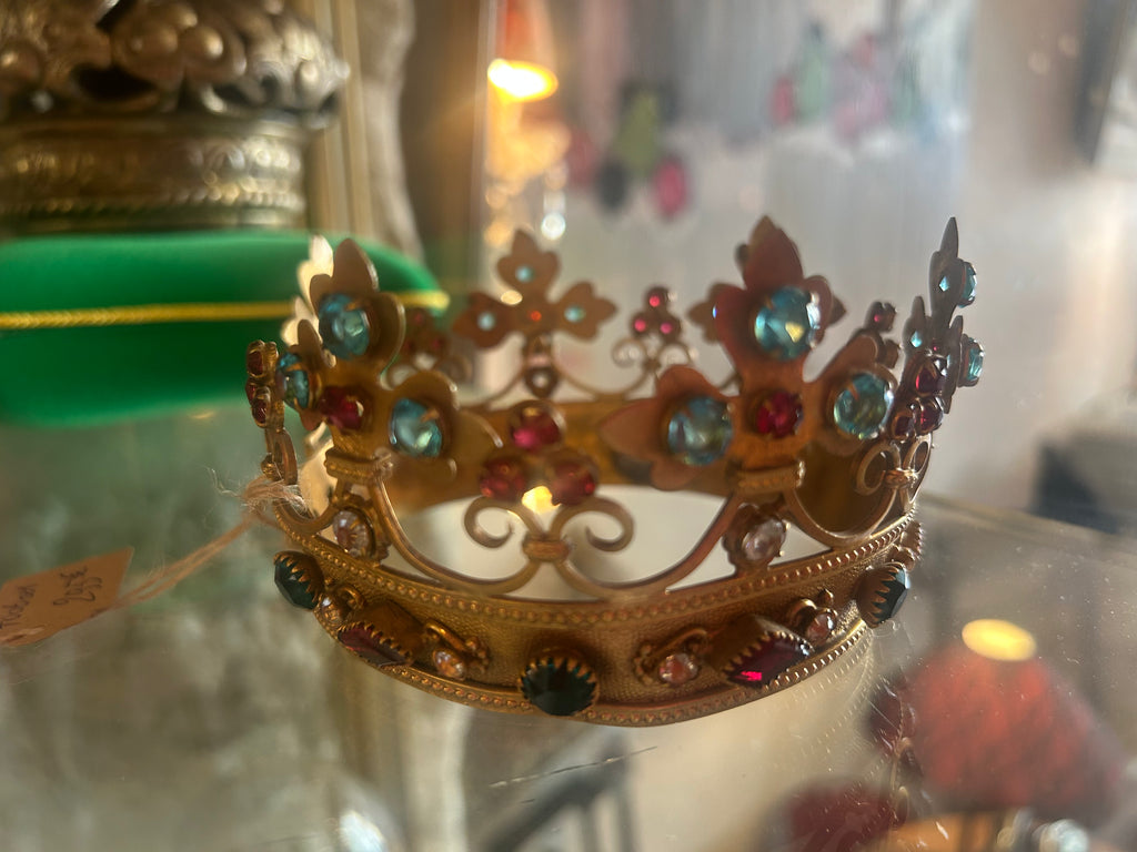 Couronne en laiton et perles de verre.