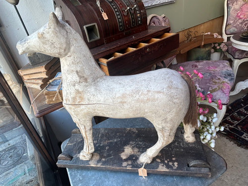 Cheval en bois sur roulettes