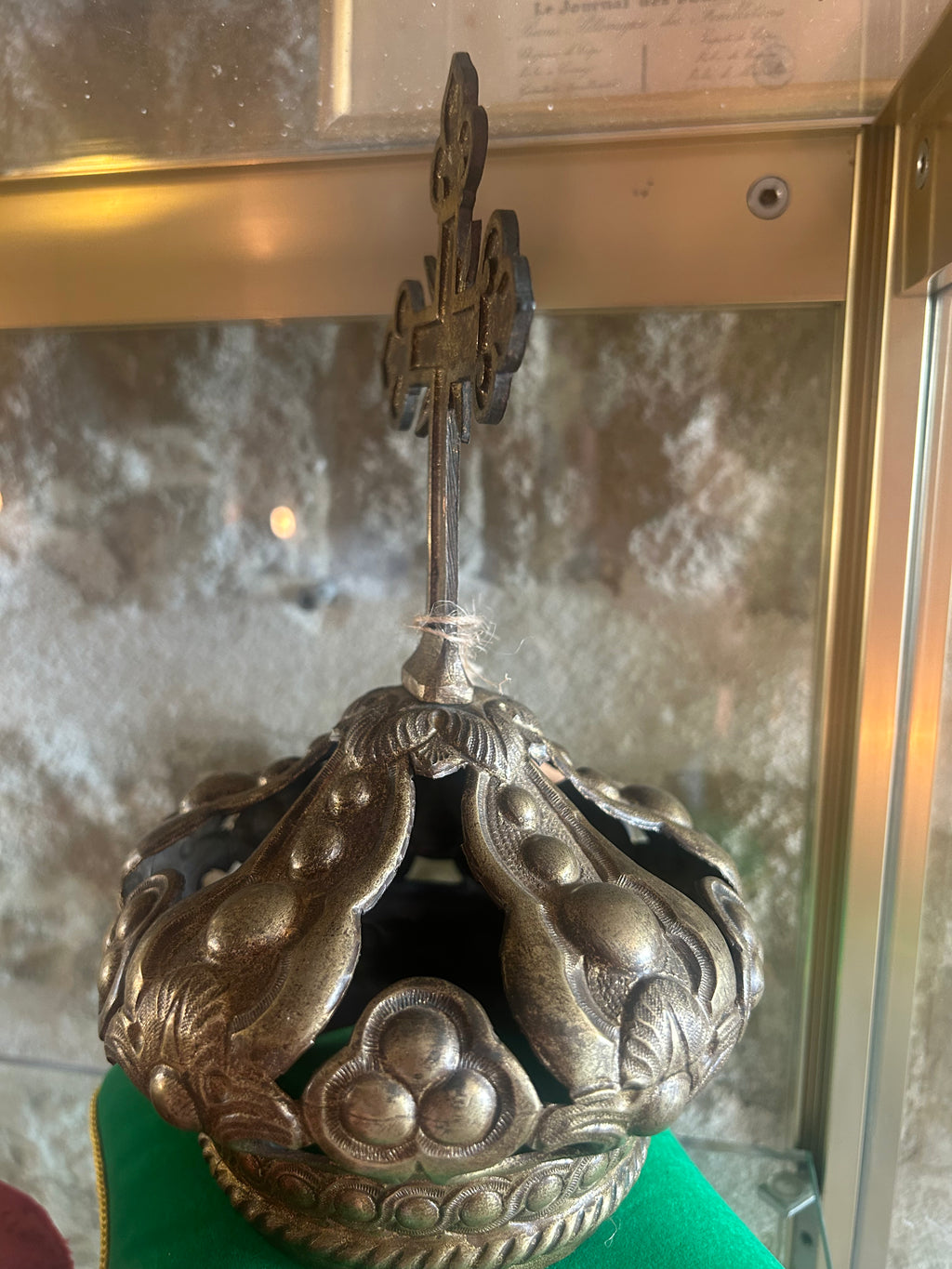 Couronne en laiton de statues représentant la vierge.