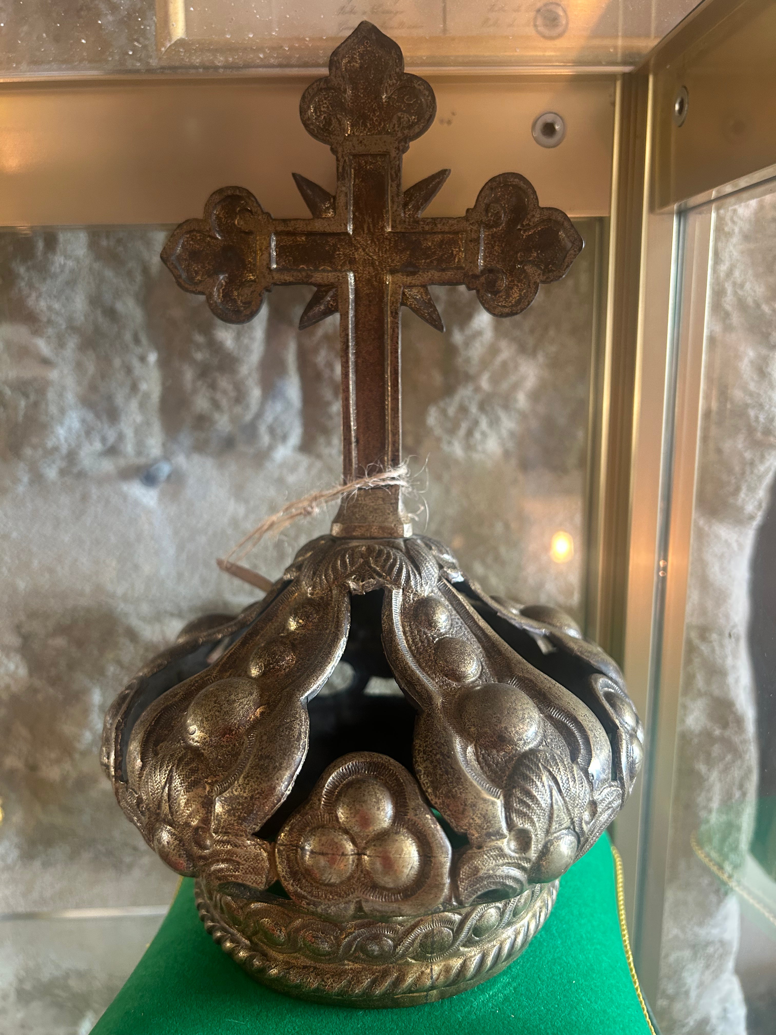 Couronne en laiton de statues représentant la vierge.