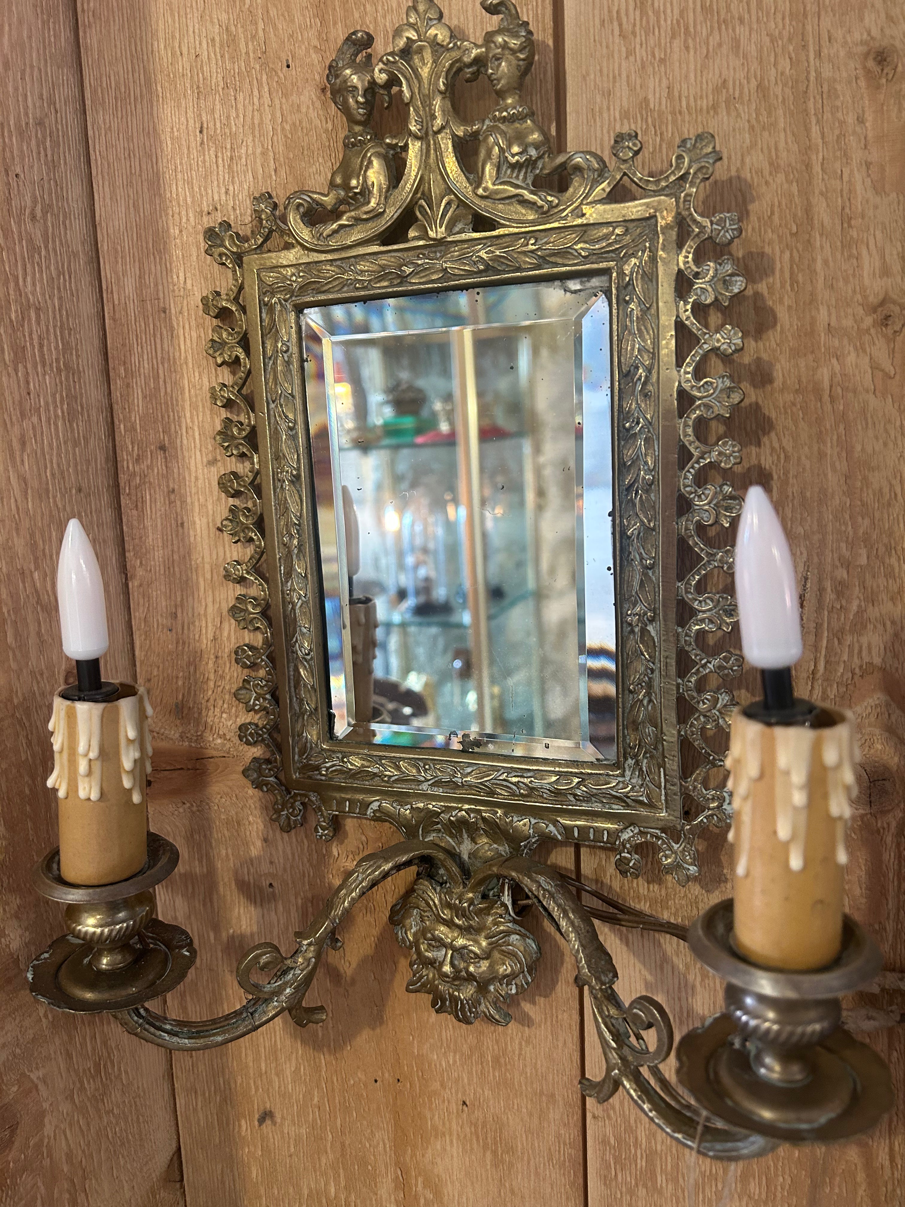 Paire d'appliques électrifiées avec miroir