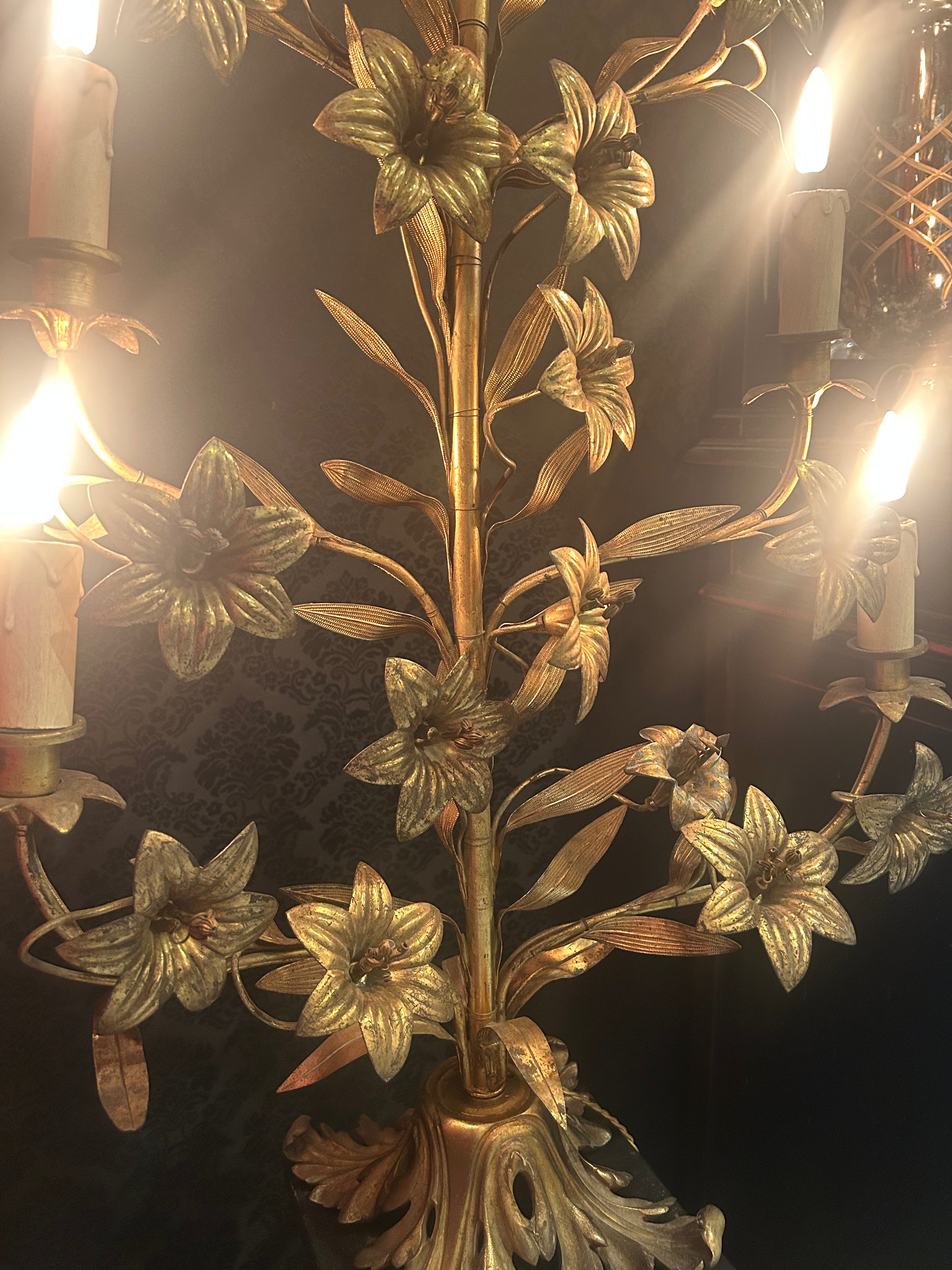 Lampe d'église en laiton doré avec 9 feux. Décor fleurs et feuilles. Pied en bronze à feuilles d'acanthes.