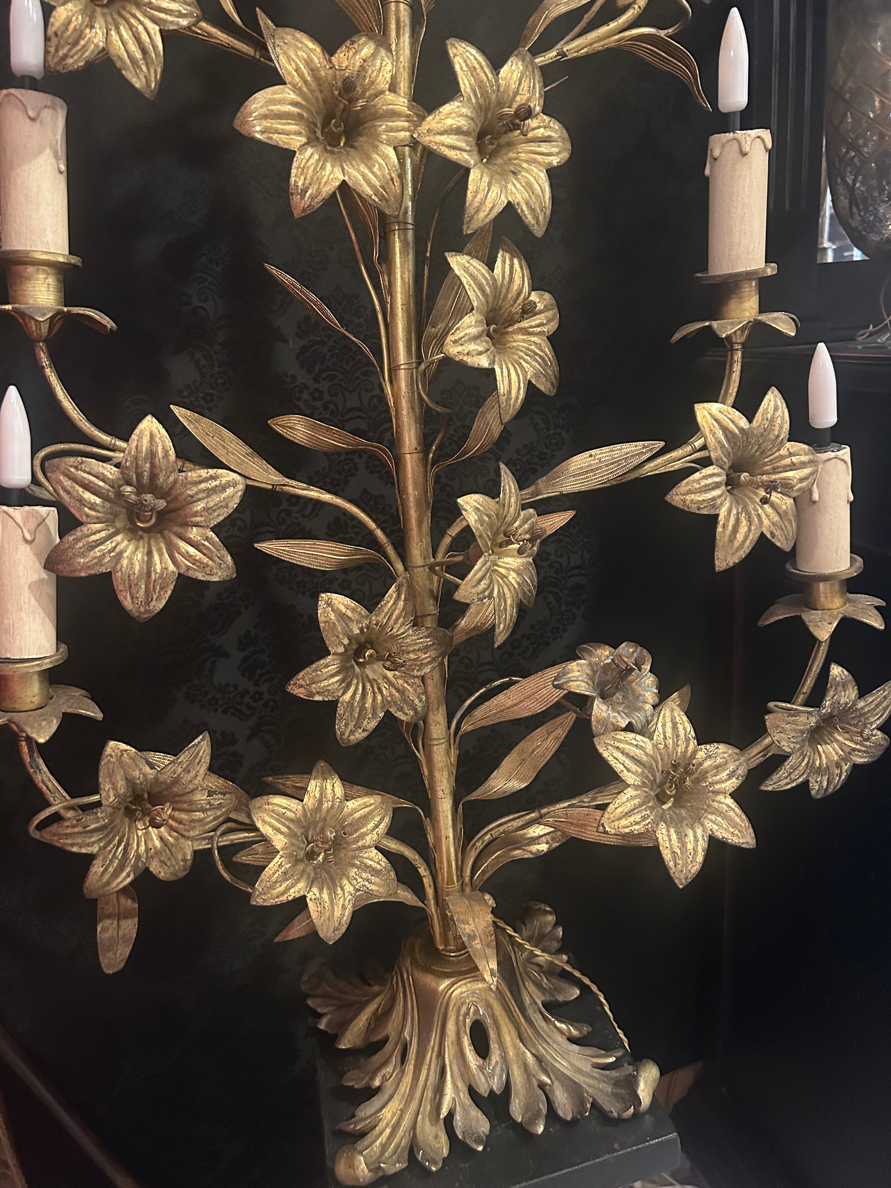 Lampe d'église en laiton doré avec 9 feux. Décor fleurs et feuilles. Pied en bronze à feuilles d'acanthes.