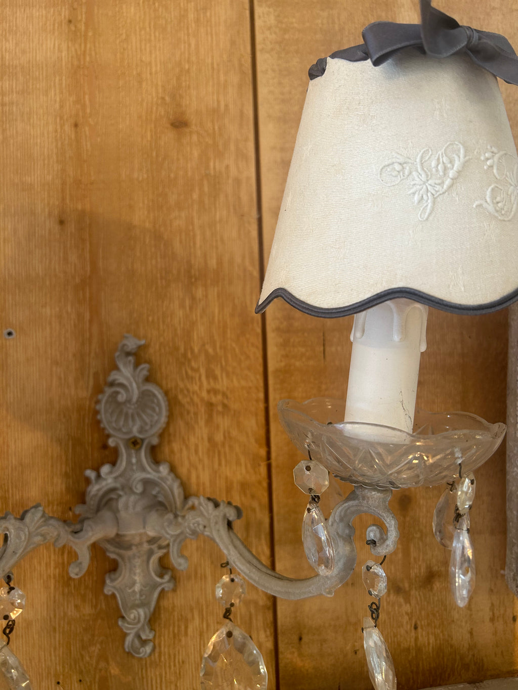 Paire d'appliques deux feux et pampilles en bronze patiné gris avec abat-jours