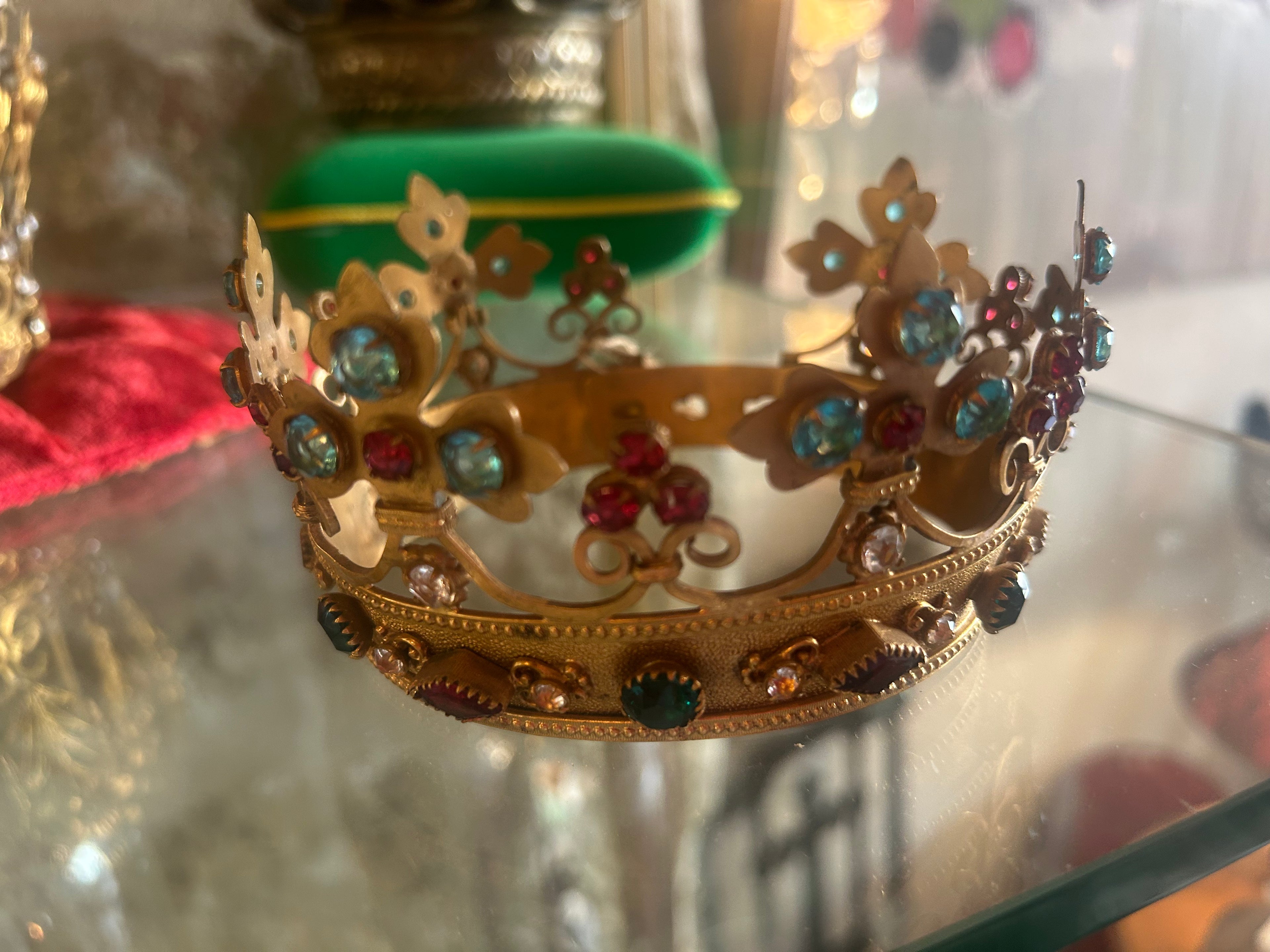 couronne de statuette de vierge 