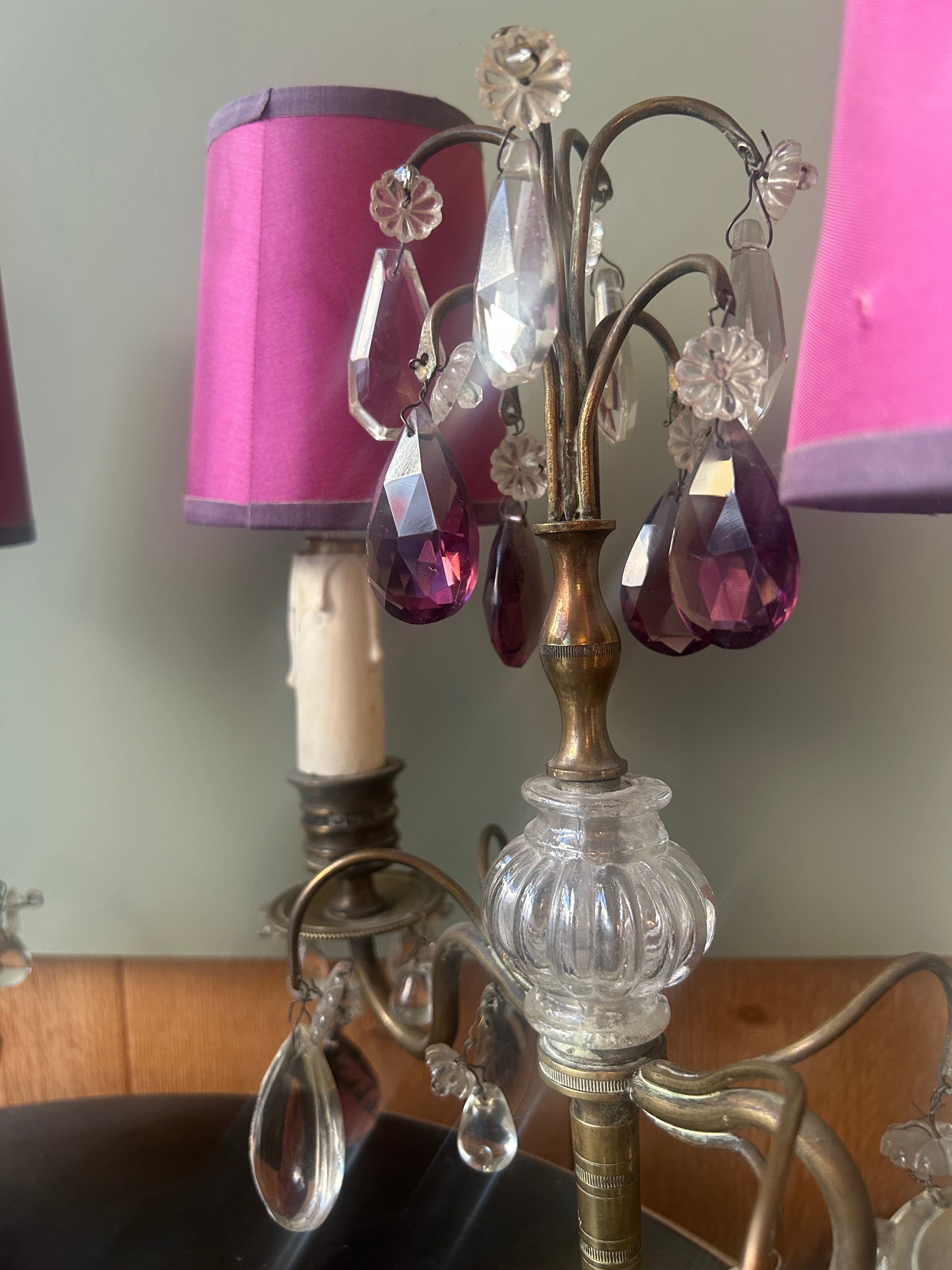Paire de girandoles à deux feux avec pendeloques goute, époque XIXe. Vendues sans les abat-jours.