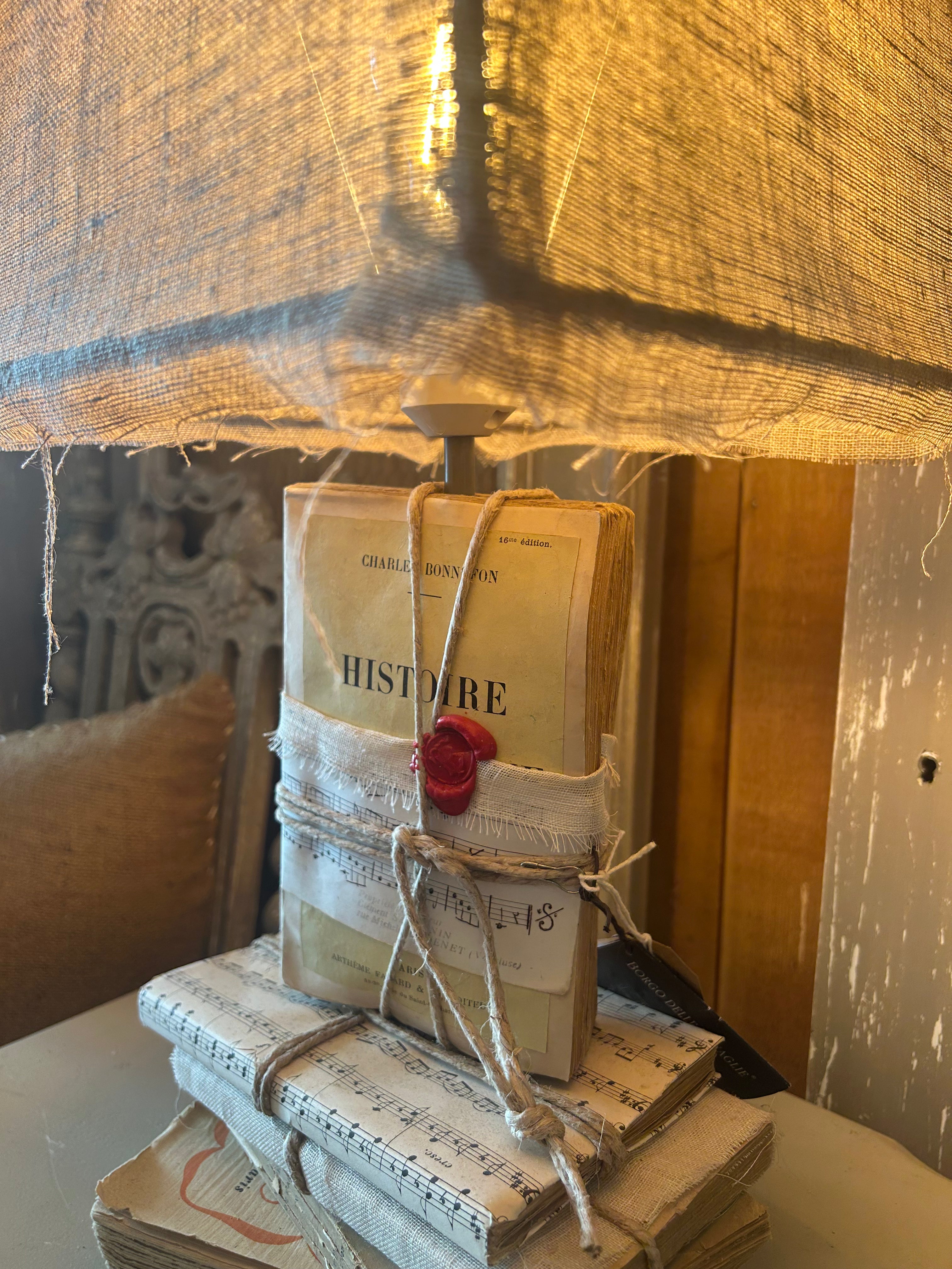 lampe et livres anciens abat-jour jute
