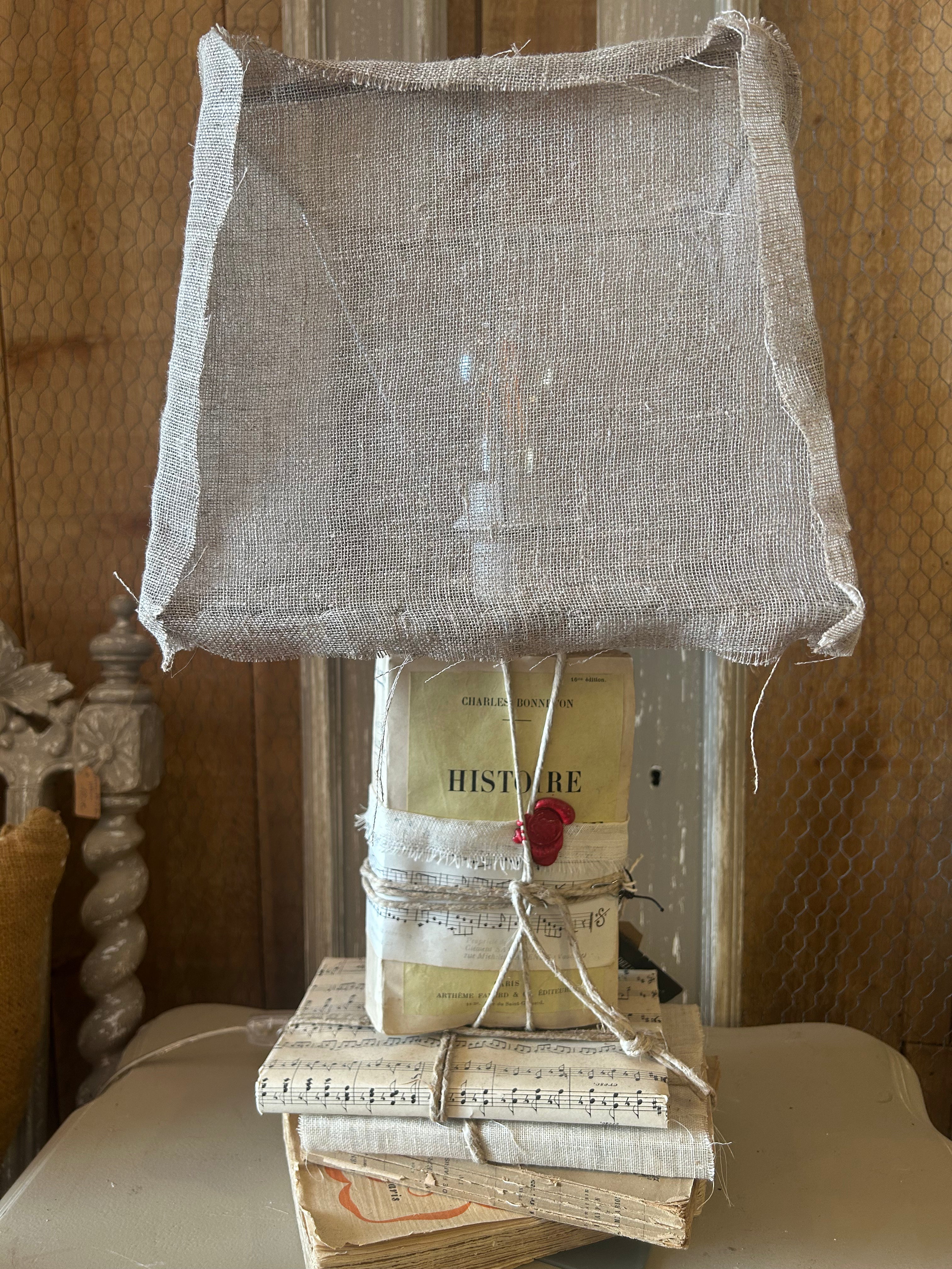 lampe et livres anciens abat-jour jute