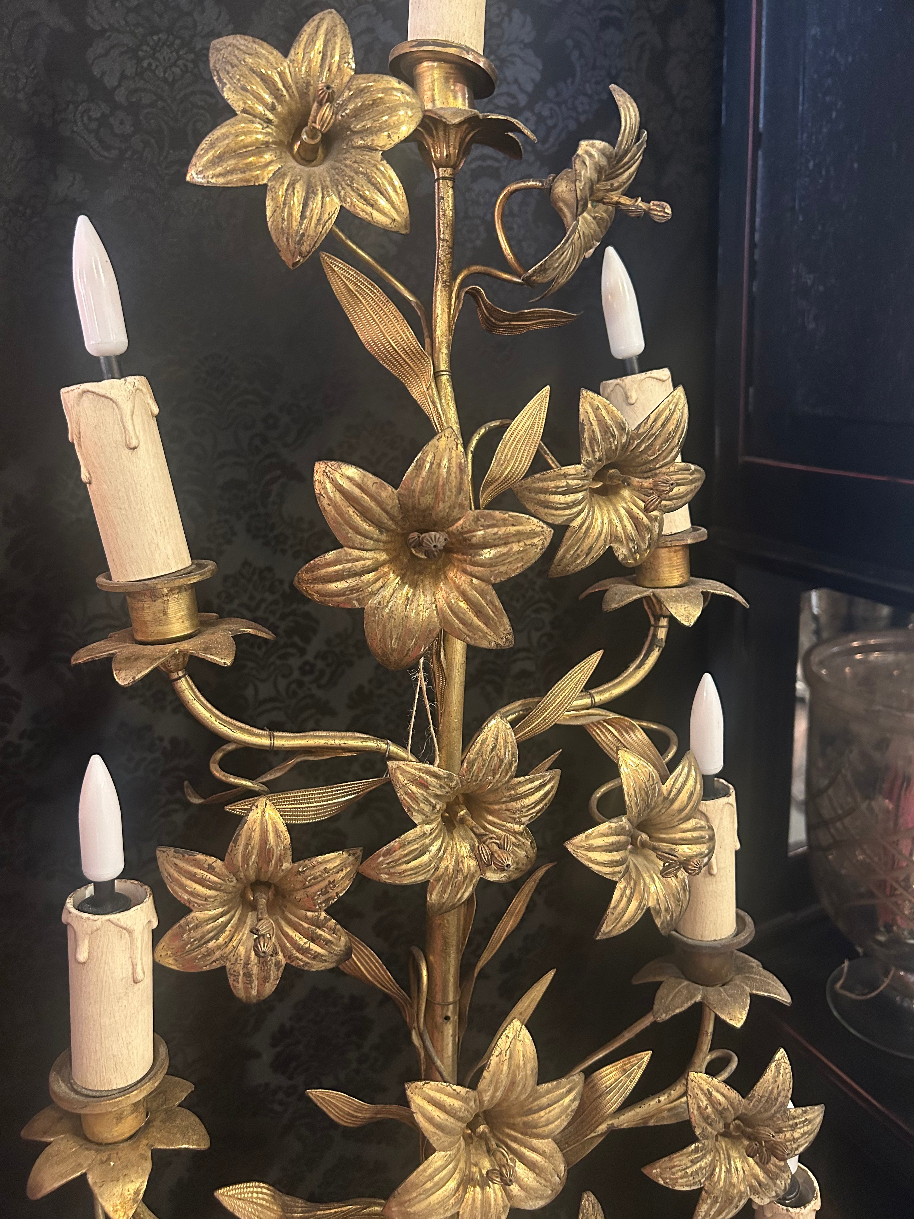 Lampe d'église en laiton doré avec 9 feux. Décor fleurs et feuilles. Pied en bronze à feuilles d'acanthes.
