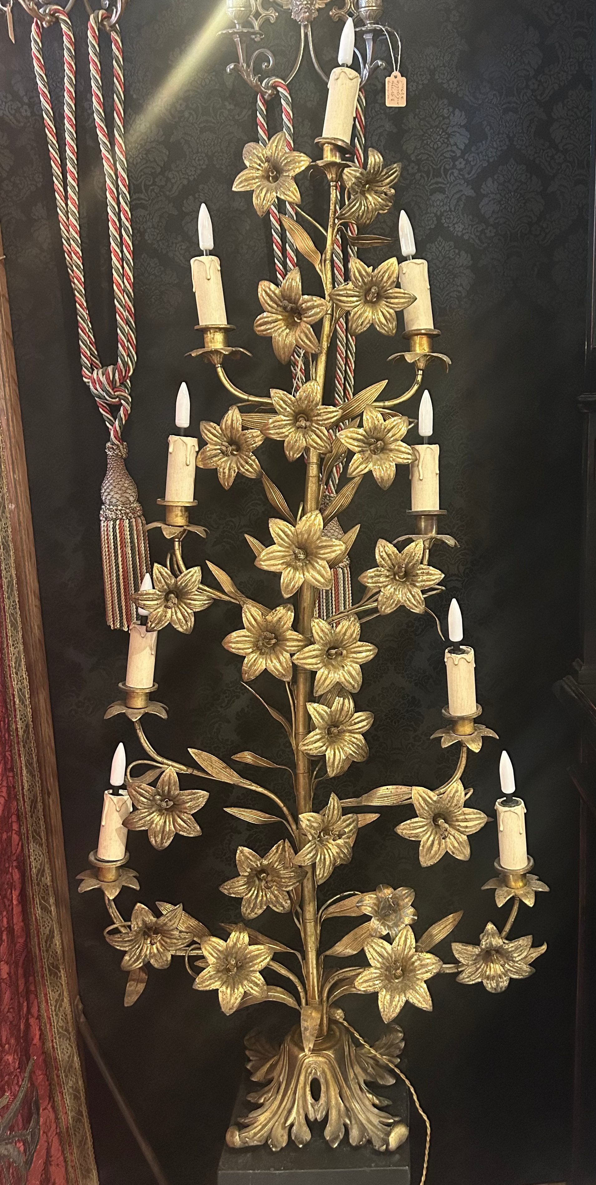 Lampe d'église en laiton doré avec 9 feux. Décor fleurs et feuilles. Pied en bronze à feuilles d'acanthes.